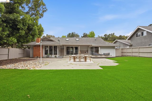 8170 Surrey Ln, Oakland, CA 94605