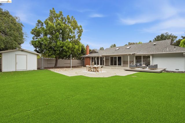 8170 Surrey Ln, Oakland, CA 94605