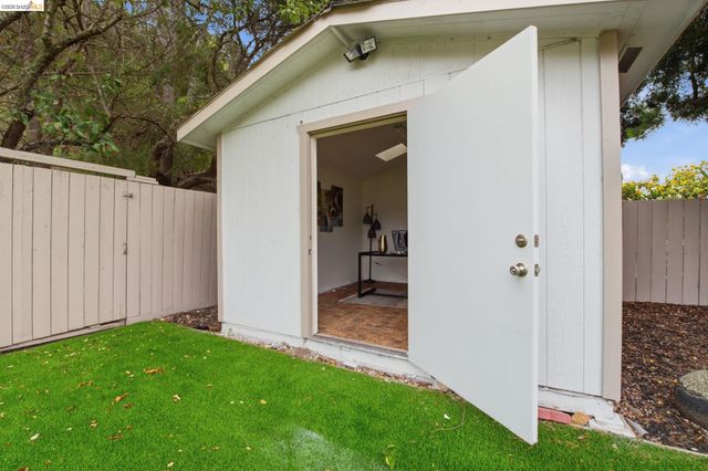 8170 Surrey Ln, Oakland, CA 94605