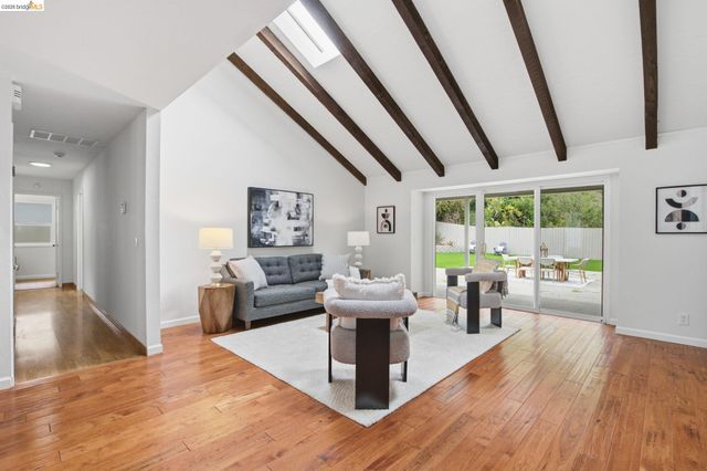 8170 Surrey Ln, Oakland, CA 94605