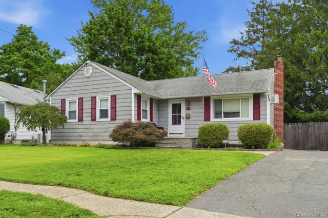 43 Tappan Avenue, Babylon, NY 11702