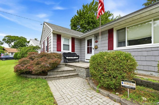 43 Tappan Avenue, Babylon, NY 11702