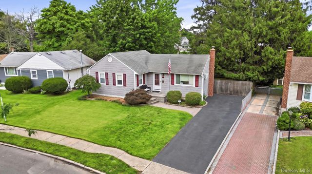 43 Tappan Avenue, Babylon, NY 11702