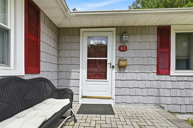 43 Tappan Avenue, Babylon, NY 11702
