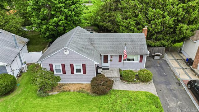 43 Tappan Avenue, Babylon, NY 11702