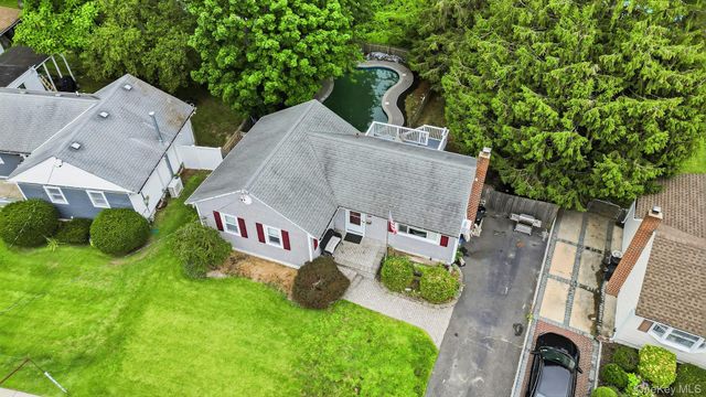 43 Tappan Avenue, Babylon, NY 11702