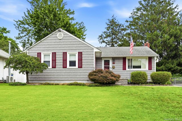 43 Tappan Avenue, Babylon, NY 11702