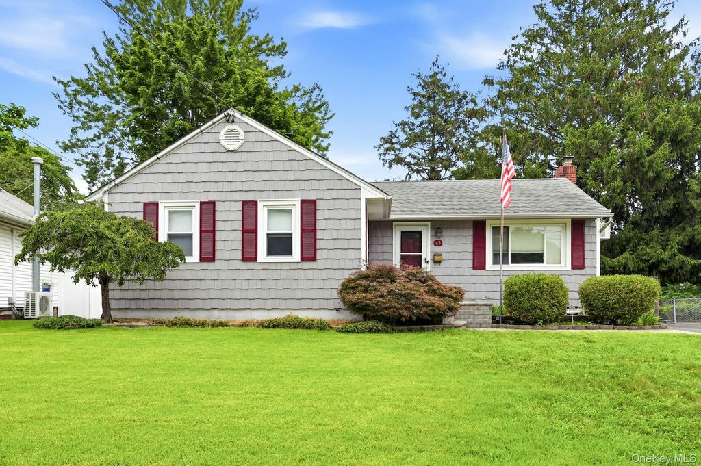 43 Tappan Avenue, Babylon, NY 11702