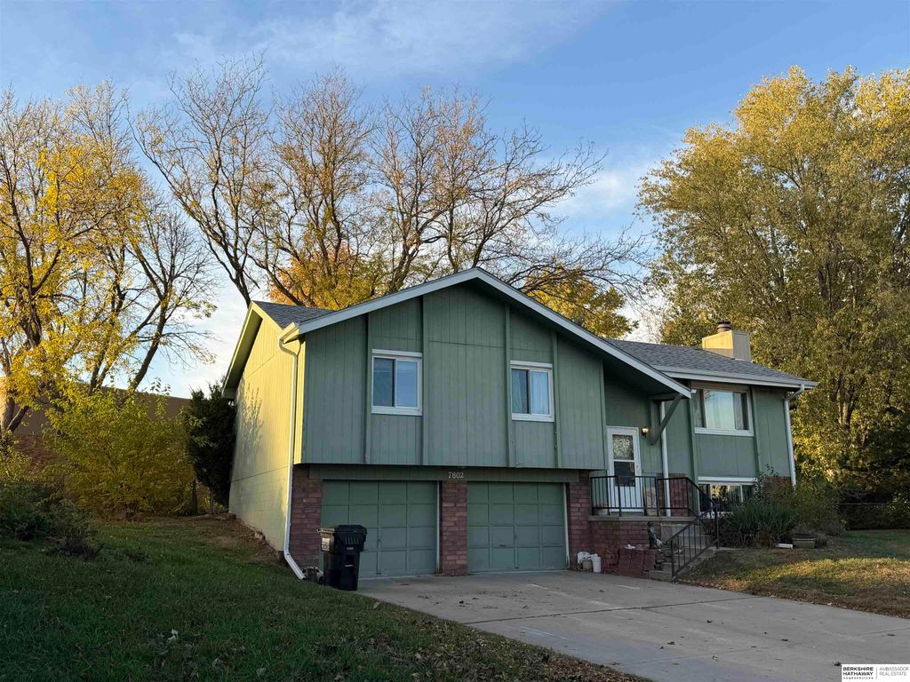 7802 Chinawood Avenue, La Vista, NE 68128