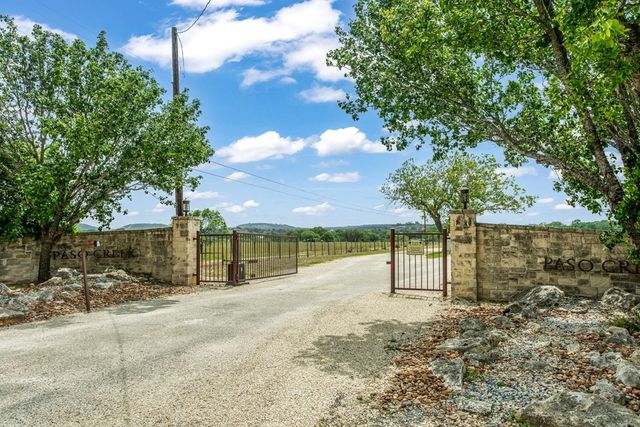 1320 Pass Creek Rd, Kerrville, TX 78028