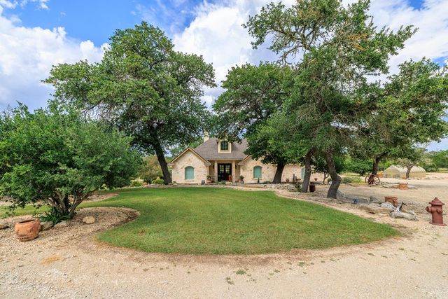 1320 Pass Creek Rd, Kerrville, TX 78028