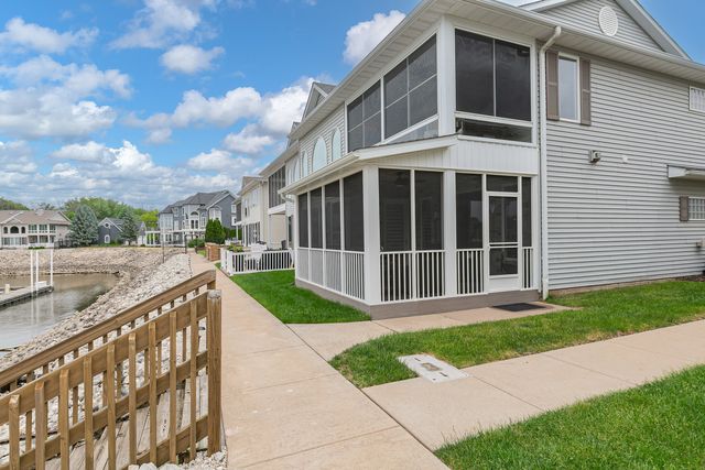 19 Villa Drive, Hampton, IL 61256