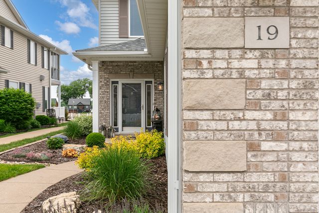 19 Villa Drive, Hampton, IL 61256