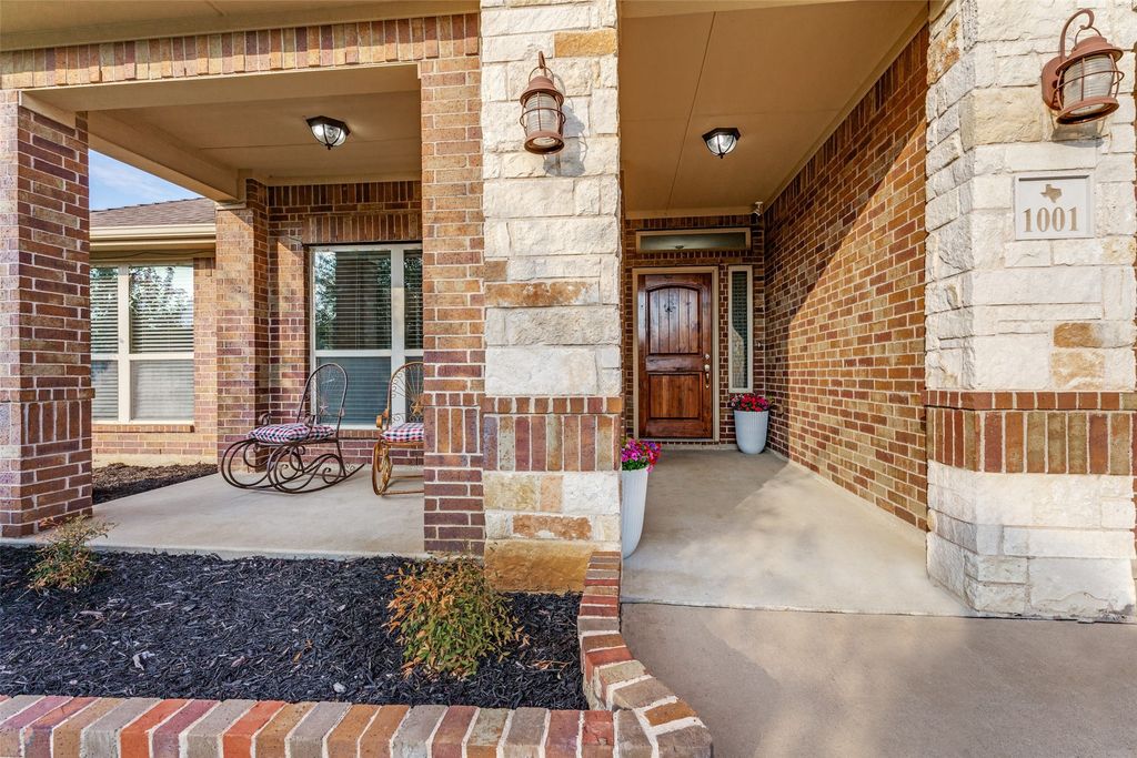 1001 Morningside Drive, Burleson, TX 76028 — photo 3