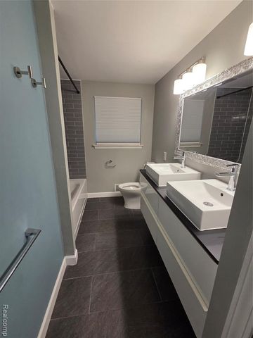 6076 Glen Eagles Drive, West Bloomfield, MI 48323