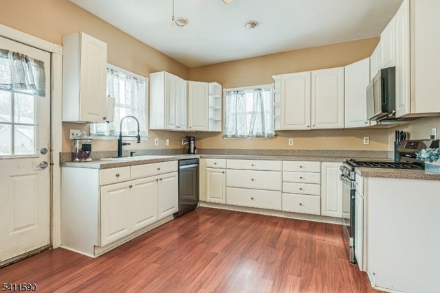 36 Pine St, Newton Town, NJ 07860