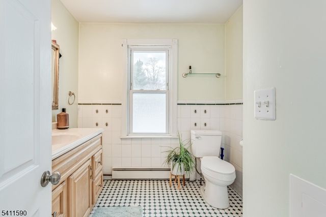 36 Pine St, Newton Town, NJ 07860