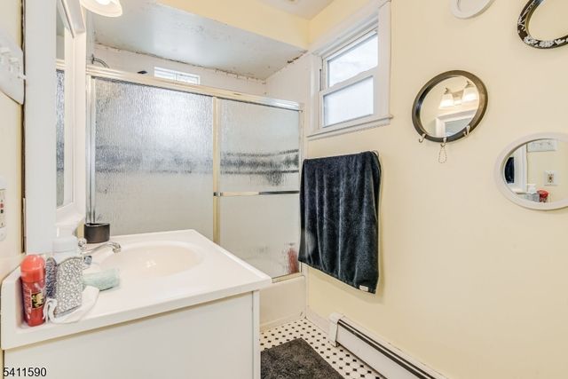 36 Pine St, Newton Town, NJ 07860