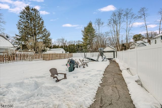 36 Pine St, Newton Town, NJ 07860