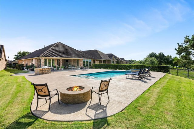 87 Lake View Loop, Fulshear, TX 77441