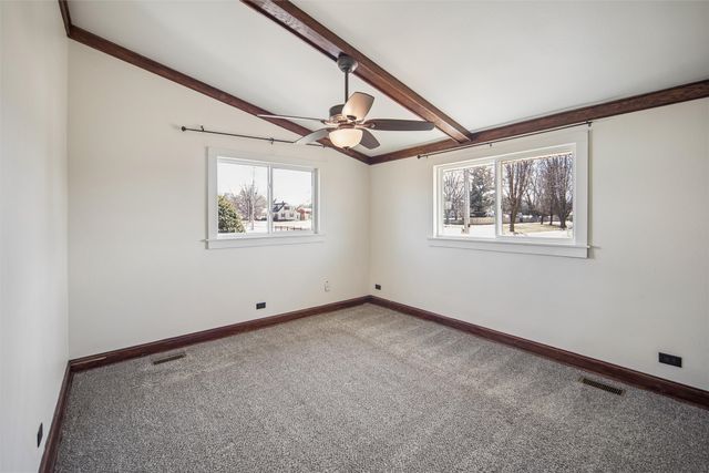 5685 NW 57th Avenue, Johnston, IA 50131