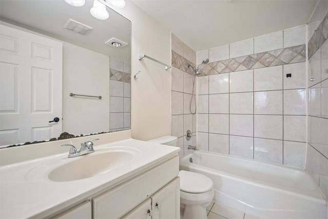 5685 NW 57th Avenue, Johnston, IA 50131