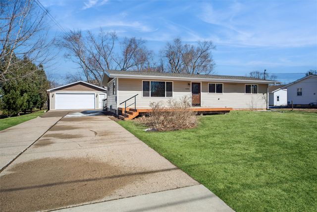 5685 NW 57th Avenue, Johnston, IA 50131