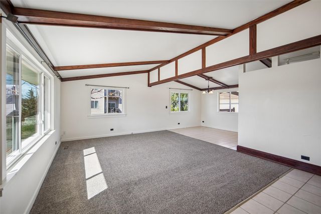 5685 NW 57th Avenue, Johnston, IA 50131