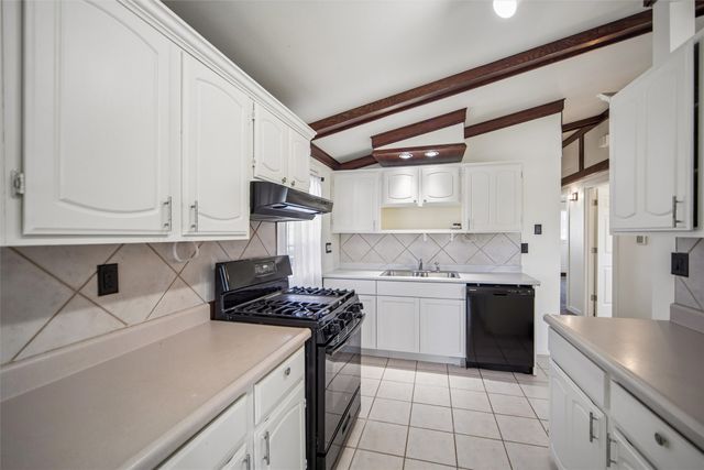 5685 NW 57th Avenue, Johnston, IA 50131