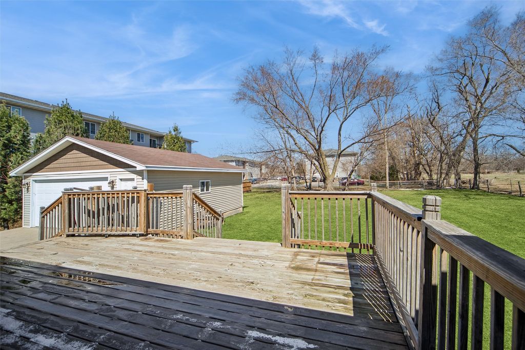 5685 NW 57th Avenue, Johnston, IA 50131