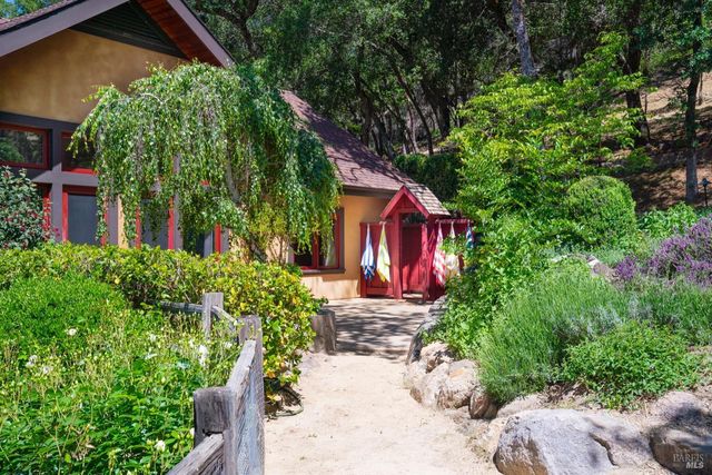 1250 Oakwood Ln, St. Helena, CA 94574