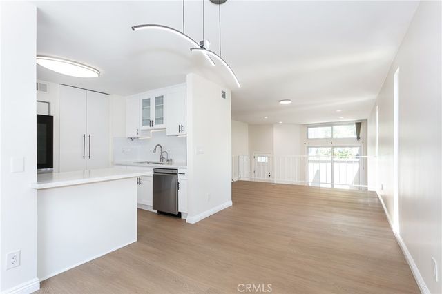 21901 Lassen Street 113, Chatsworth, CA 91311
