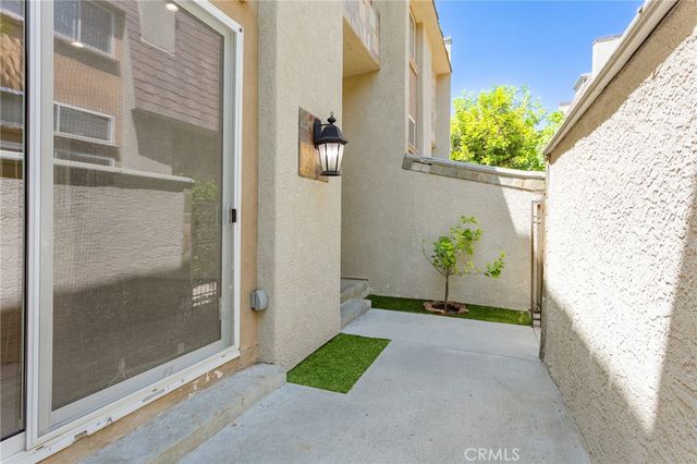 21901 Lassen Street 113, Chatsworth, CA 91311