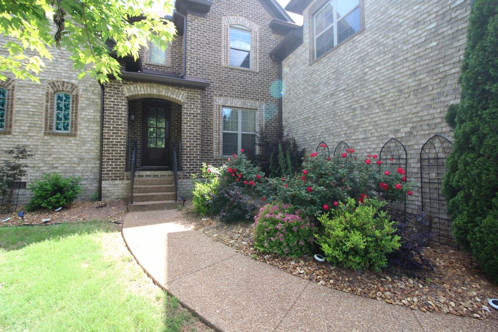 337 Crooked Creek Ln, Hendersonville, TN 37075