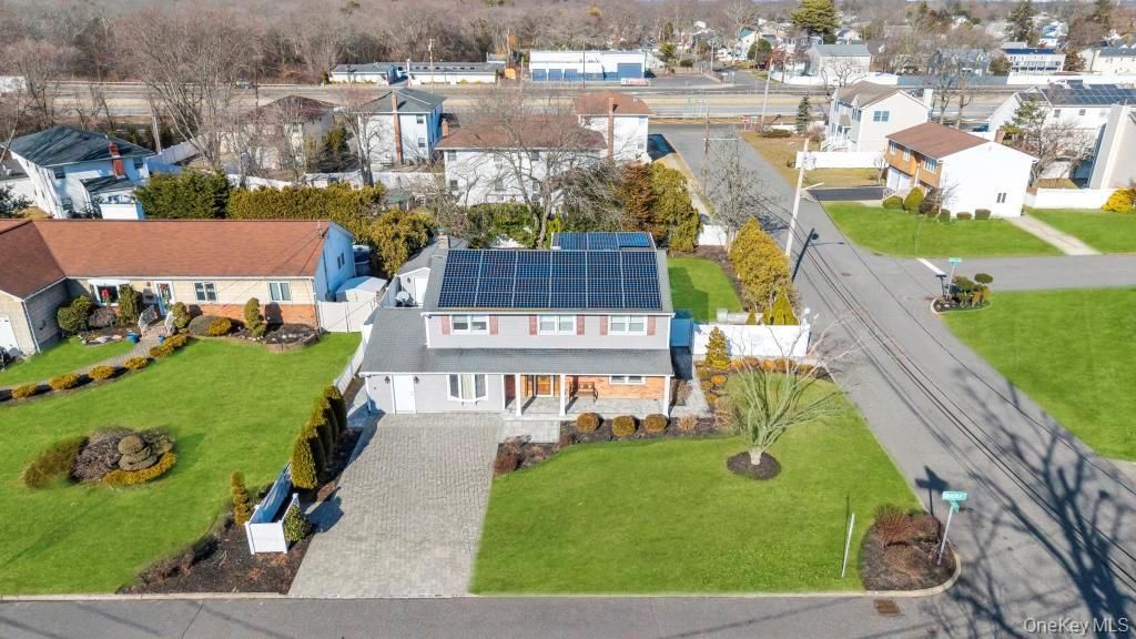 3 Avelaine Court, Babylon, NY 11702 — photo 2