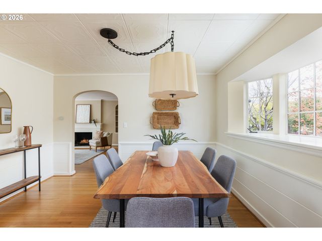 1128 Ne KNOTT St, Portland, OR 97212