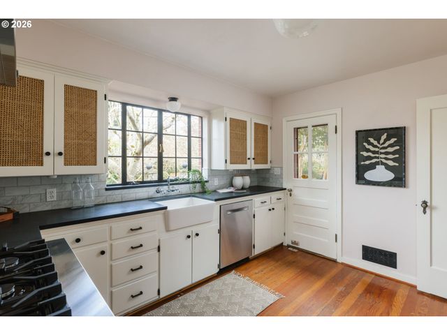 1128 Ne KNOTT St, Portland, OR 97212