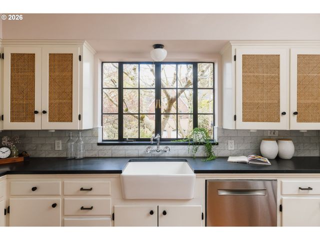 1128 Ne KNOTT St, Portland, OR 97212