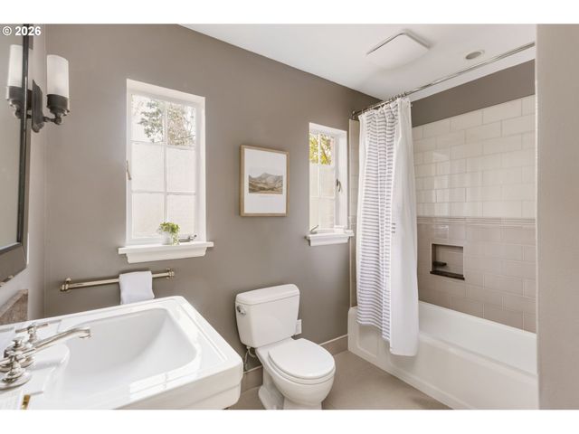 1128 Ne KNOTT St, Portland, OR 97212