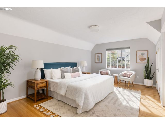 1128 Ne KNOTT St, Portland, OR 97212