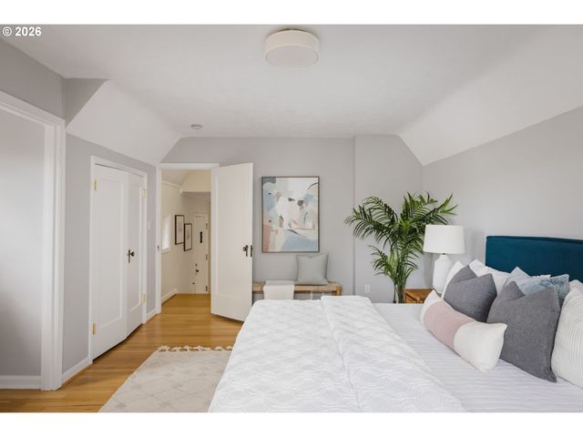 1128 Ne KNOTT St, Portland, OR 97212