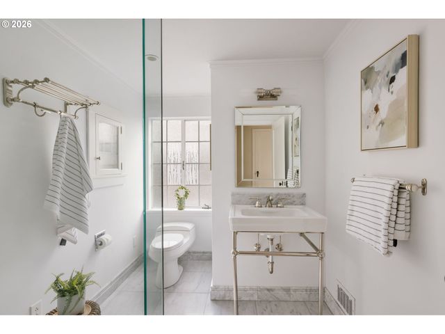 1128 Ne KNOTT St, Portland, OR 97212