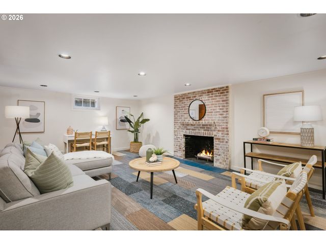 1128 Ne KNOTT St, Portland, OR 97212