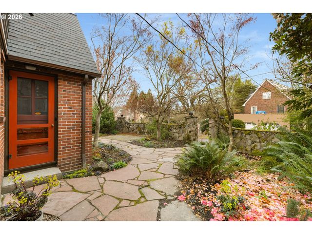 1128 Ne KNOTT St, Portland, OR 97212