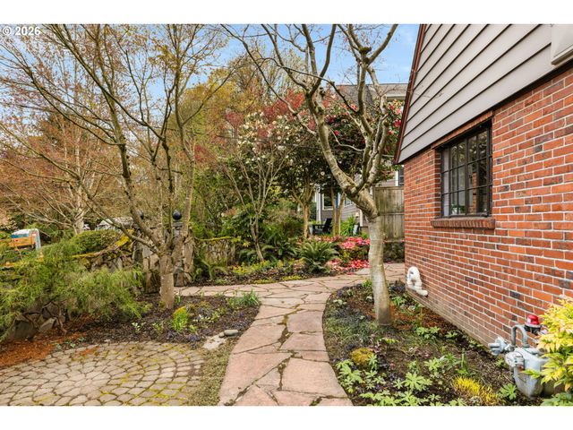 1128 Ne KNOTT St, Portland, OR 97212