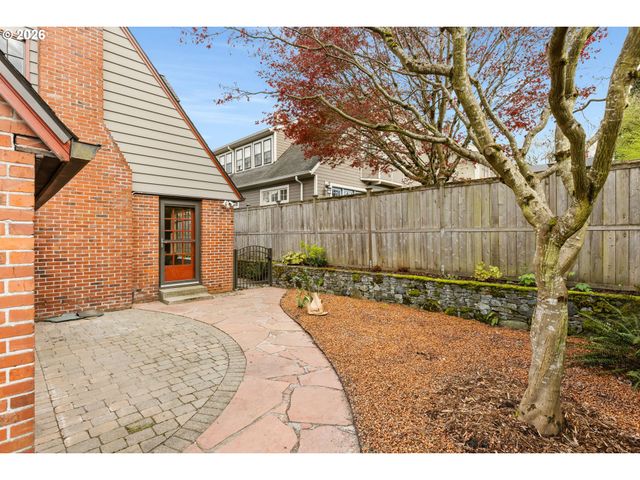 1128 Ne KNOTT St, Portland, OR 97212