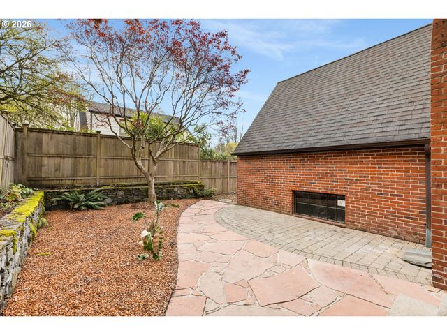 1128 Ne KNOTT St, Portland, OR 97212