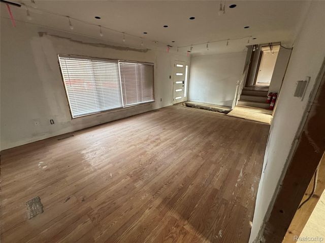 6221 W Maple Road, West Bloomfield Charter Township, MI 48322