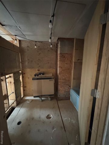 6221 W Maple Road, West Bloomfield Charter Township, MI 48322