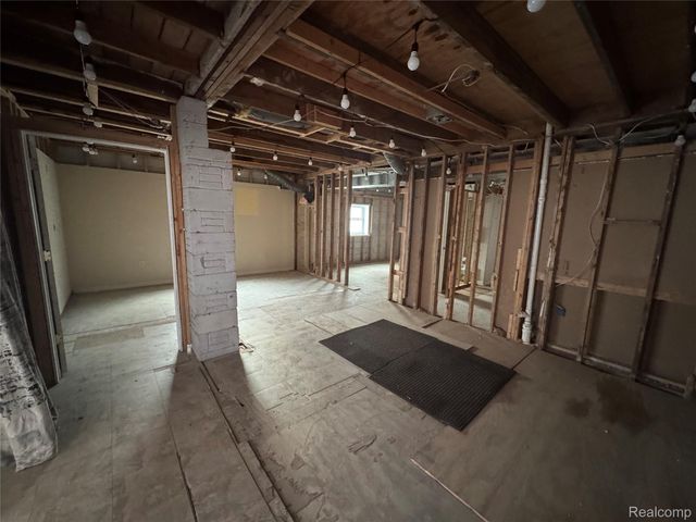 6221 W Maple Road, West Bloomfield Charter Township, MI 48322